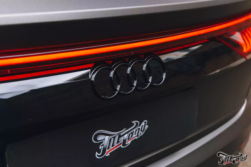 Оклеили Audi Q8 серым матовым полиуретаном, установили усиленные тормозные диски и колодки, окрасили суппорта, сделали антихром, произвели комплекс детейлинг-услуг